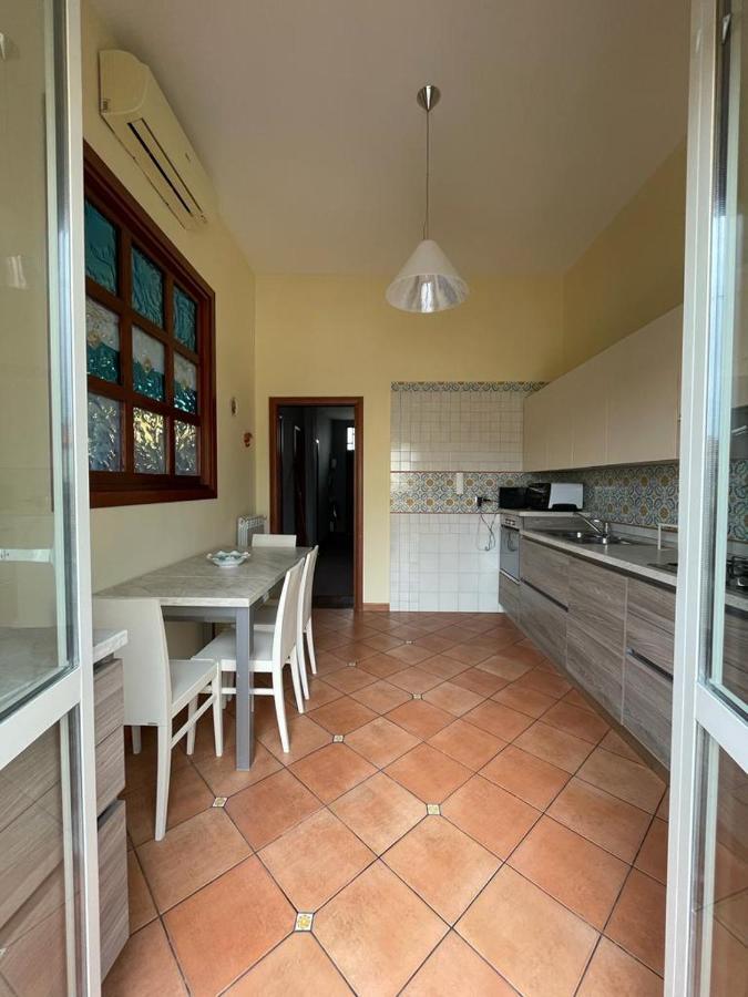 La Ferrovia Holiday Home Napoli Bagian luar foto