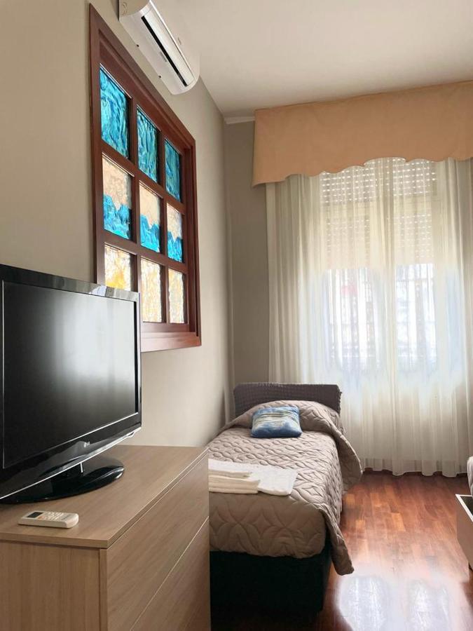 La Ferrovia Holiday Home Napoli Bagian luar foto