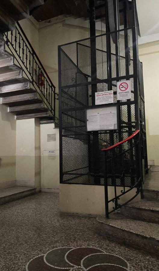 La Ferrovia Holiday Home Napoli Bagian luar foto